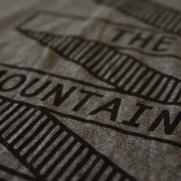 NEW The Mountains Tee - Grey - Sizes S to XXL - Picture 2 of 2